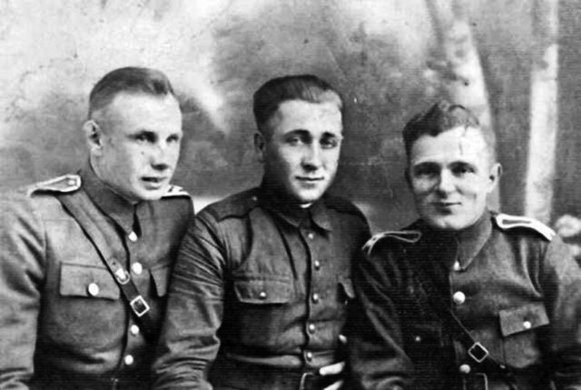 Sierżant Józef Franczak (w środku), ostatni partyzant podziemia antykomunistycznego