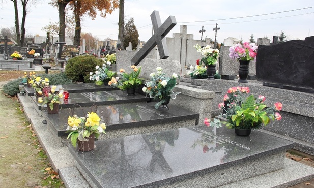 O. Franciszek Mientki został pochowany obok swoich współbraci na cielądzkim cmentarzu