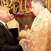 Biskupa gliwickiego w Trzebnicy przywitał burmistrz Marek Długozima