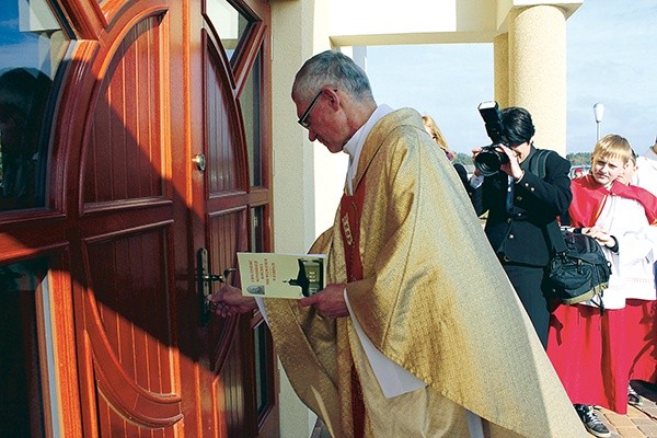 Proboszcz ks. Antoni Swadźba otwiera drzwi nowego kościoła 