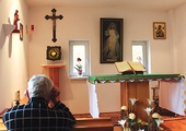 Modlitwa w hospicyjnej kaplicy