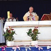  W niedzielę 13 października bp Andrzej F. Dziuba na placu budowy odprawił pierwszą Mszę św., a także poświęcił plac pod przedszkole i kościół