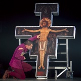 Michał Łysiak jako święty Franciszek modlący się pod krzyżem 