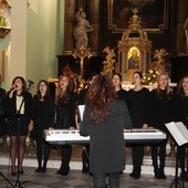 Przed cieszyńską pubilcznością wystąpił m.in. zespół "Allegro" z Bestwiny - pod dyrekcją Magdaleny Wodniak-Foksińskiej