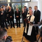 Bp Henryk Tomasik, który poświęcił otwierane archiwum, przekazał także placówce ryngraf