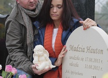 – Nasz świat rozpadł się 31 sierpnia 2011 r. o godz. 7.30 rano, kiedy zmarła Madzia – wyznaje Joanna Czapla-Hauton. Na zdjęciu z mężem Piotrem przy grobie córeczki