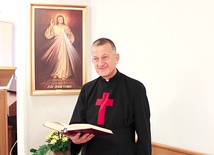 Ojciec Andrzej Chorążykiewicz w kaplicy kamiliańskiego Domu Pomocy Społecznej w Zabrzu