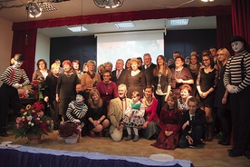  Jubileusz Teatru Młodych. Aktorzy i opiekunowie teatru na scenie GOK w Lubochni