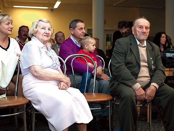 Bohaterowie filmu uczestniczyli również w podsumowującej  projekt projekcji filmu w słupskiej MBP. Tu na zdjęciu: Helena Klinger  i Jerzy Redmerski 