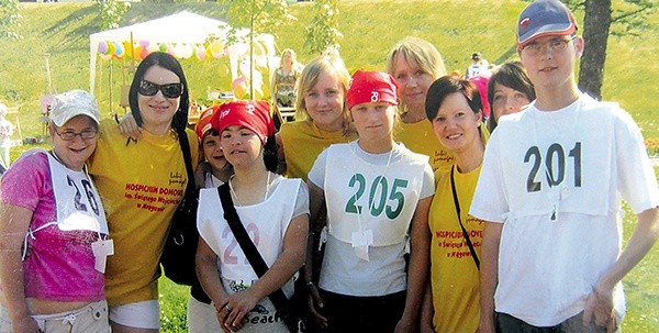  Wolontariusze z hospicjum w Mrągowie angażują się w różne akcje. Ich znakiem rozpoznawczym są żółte koszulki