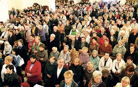  Członkowie i członkinie róż szczelnie wypełnili kościół sanktuaryjny w Okulicach