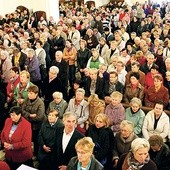  Członkowie i członkinie róż szczelnie wypełnili kościół sanktuaryjny w Okulicach