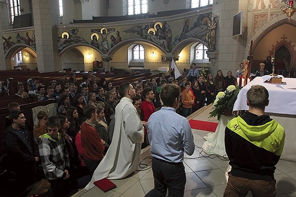 Kilkudziesięciu młodych ludzi w sobotnie przedpołudnie w kościele? To nie sukces, to raczej znak czasu, które Jan Paweł II kazał nam odnajdywać