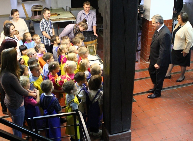 Bronisław Komorowski w Muzeum Papiernictwa