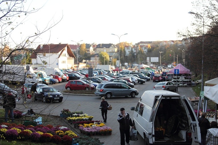Zapełniony samochodami parking przed cmentarzem na gdańskich Łostowicach