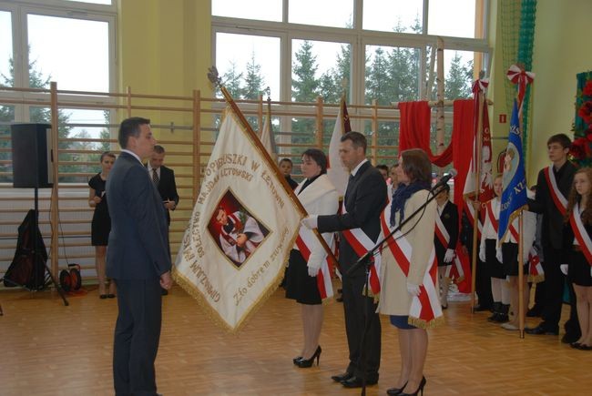 Nowy sztandar dla Gimnazjum w Łętowni 