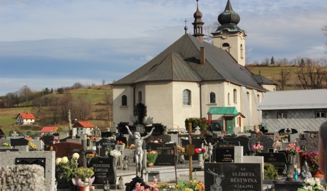 Istebniański cmentarz rozciąga się wokół parafialnego kościoła Dobrego Pasterza