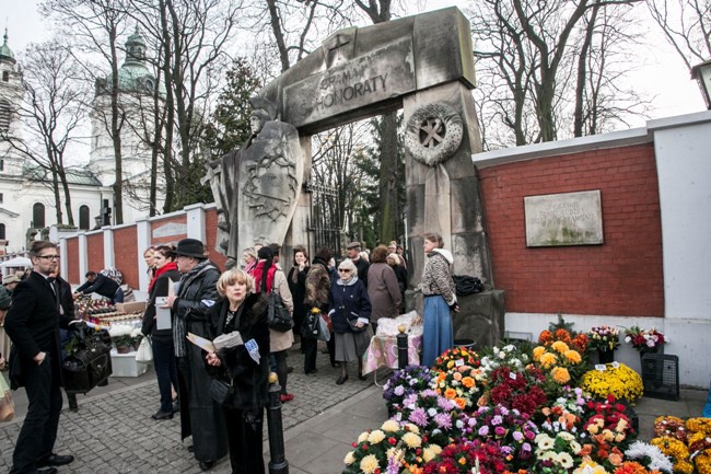 Wszyscy Święci na stołecznych nekropoliach