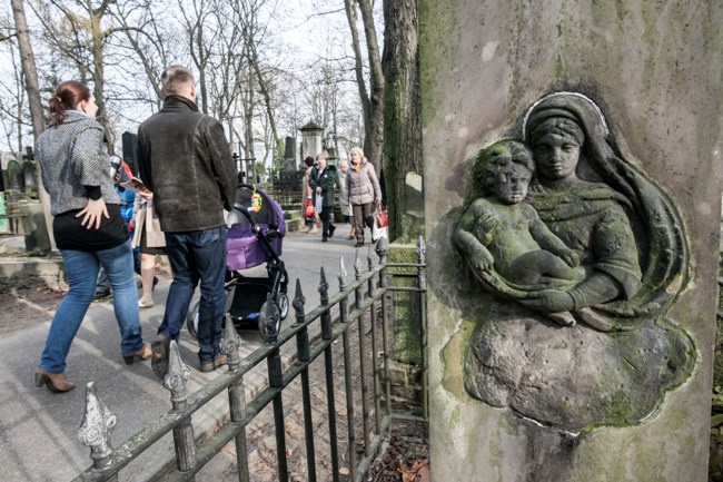 Wszyscy Święci na stołecznych nekropoliach