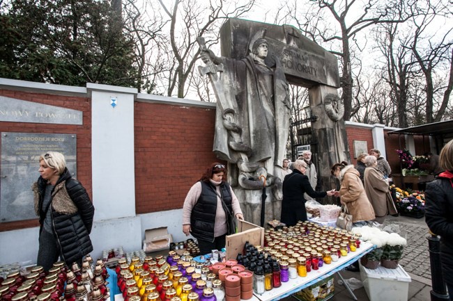 Wszyscy Święci na stołecznych nekropoliach