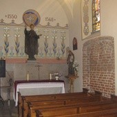 O pochówku w tym miejscu rodziców i brata św. Stanisława informuje tablica na bocznej ścianie kaplicy