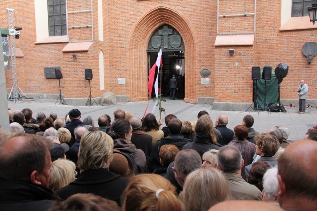 Pogrzeb premiera - przed katedrą