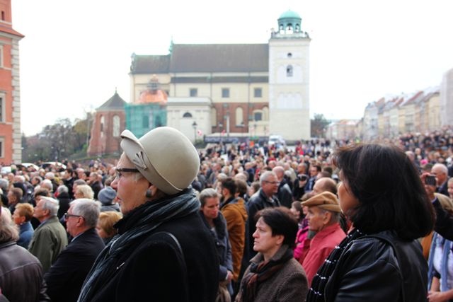 Pogrzeb premiera - przed katedrą