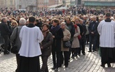 Pogrzeb premiera - przed katedrą