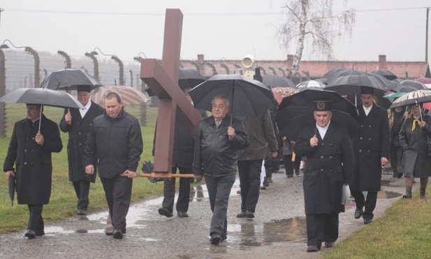 Droga Krzyżowa w byłym KL Birkenau