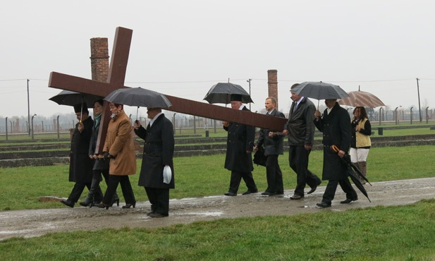 Droga Krzyżowa w byłym KL Birkenau