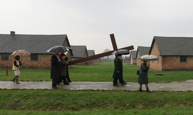 Droga Krzyżowa w byłym KL Birkenau