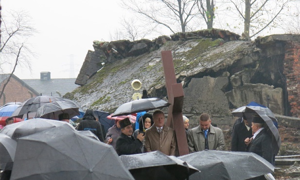 Droga Krzyżowa w byłym KL Birkenau