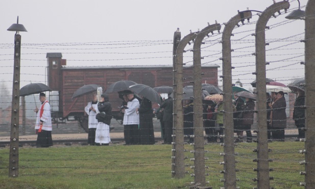 Droga Krzyżowa w byłym KL Birkenau