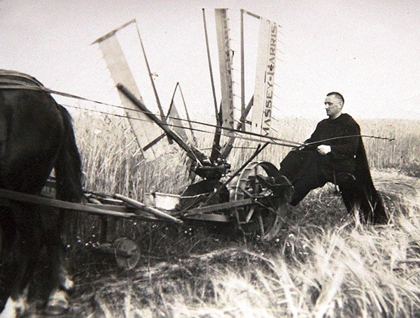 Ojciec Leander, choć był kapłanem i miał wyższe wykształcenie, nie bał się żadnej pracy, nawet polowej. Na zdjęciu w rodzinnym Kramsku w 1937 roku 