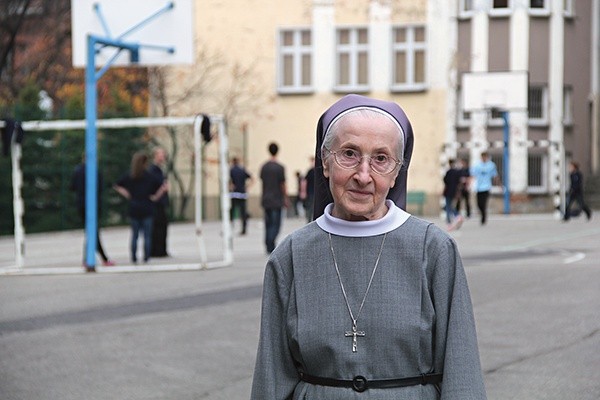  Siostra Benwenuta, świadek grabieży z 1962 roku, na dziedzińcu Zespołu Szkół Urszulańskich w Rybniku