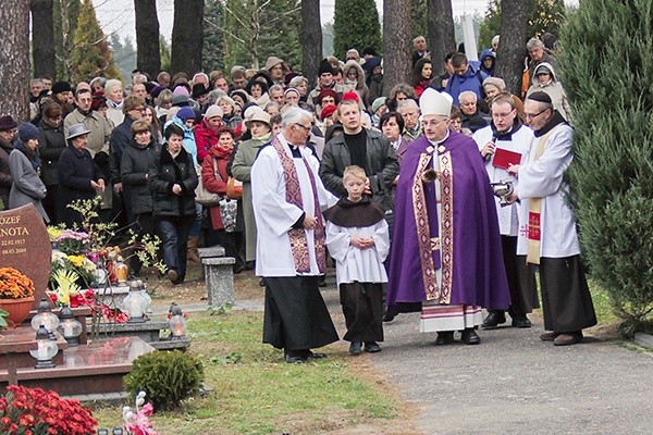 Procesji żałobnej na cmentarzu w Dywitach przewodniczył bp Jacek Jezierski 