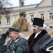 W Radomiu gościli i wygłosili krótkie przemówienia naczelnik Józef Piłsudski (Adam Wasilewski) i Ignacy Paderewski (Rafał Błędowski)