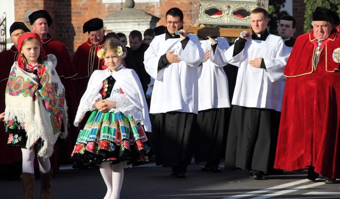 Procesja z relikwiami św. Wiktorii przeszła ulicami Łowicza