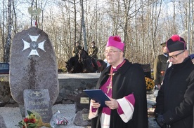 Biskup Roman Marcinkowski i ks. kan. Zbiegniew Kurkiewicz przy nowoodsłoniętym pomniku na cmentarzu w Zielonej
