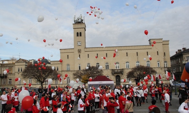 Przed startem Biegu Wolności wypuszczono w niebo dziesiątki białych i czerwonych balonów