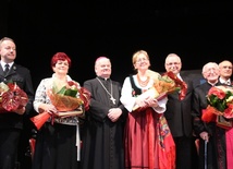 Podczas gali wręczenia nagrody w Teatrze Polskim - w środku laureatka Małgorzata Hołdys z bp. Tadeuszem Rakoczym i starostą Andrzejem Płonką
