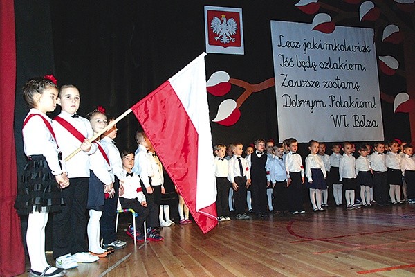 Uczniowie Przedszkola nr 3 podczas okolicznościowych występów