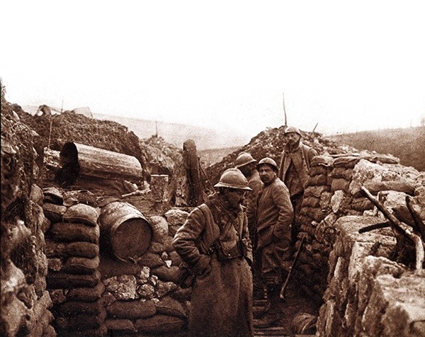 Kolejne dywizje francuskie spędzały w okopach Verdun ok. dwóch tygodni. Następnie wracały ze stratami 30 proc. ludzi. Na ich miejsce trafiały następne jednostki. System ten nazwano kieratem. Niemieckie dywizje nie były wycofywane, tylko uzupełniane nowymi żołnierzami
