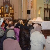 Osoby w różnym wieku odpowiedziały na zaproszenie księży do uczestnictwa w adoracji wynagradzającej w Pniewie