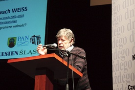  Izraelski polityk podczas wykładu w Teatrze Nowym w Zabrzu, w pierwszym dniu konferencji