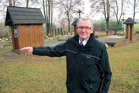   Stanisław Kucharczyk w tym miejscu pożegnał rabowane dzwony przez „wyklackanie”. W tle obrys starego kościółka z Leszczyn