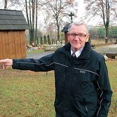   Stanisław Kucharczyk w tym miejscu pożegnał rabowane dzwony przez „wyklackanie”. W tle obrys starego kościółka z Leszczyn