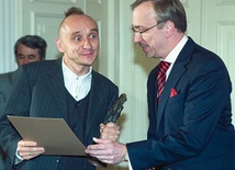 Bogdan Zdrojewski (z prawej) w 2009 r. uhonorował Jana Klatę (z lewej) nagrodą Ministra Kultury. Potem mianował go dyrektorem Teatru Starego 