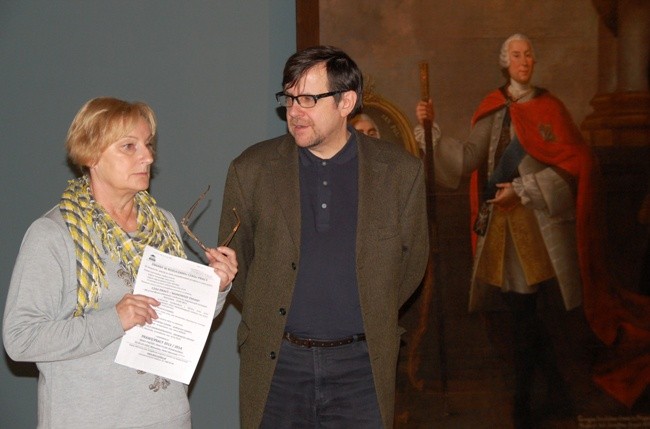 Kuratorzy wystawy Elżbieta Kwiecień i Piotr Rogólski czuwają nad jej przygotowaniem