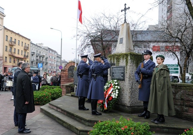 Złożenie wieńca przy pomniku upamiętniającego radomski robotniczy protest z czerwca 1976 r.